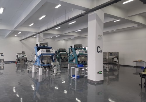 The engineer is debugging the parameter performance of the color sorter